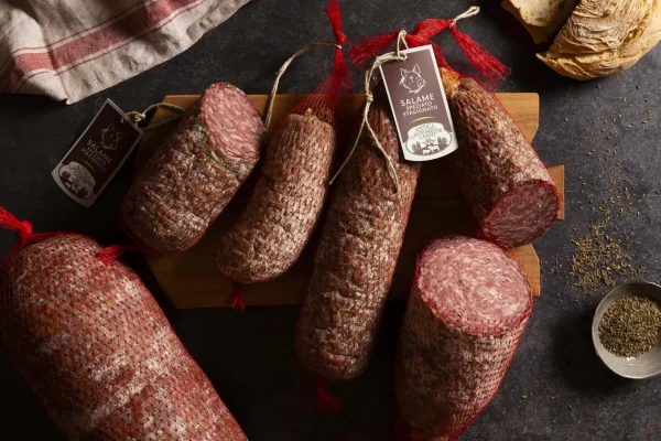 Salame speziato di suino stagionato a marchio Antica Lavorazione Carni